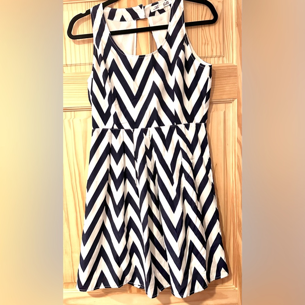 Medium Annabella Navy Blue and White Chevron Patterned Dress with Back Cut Out